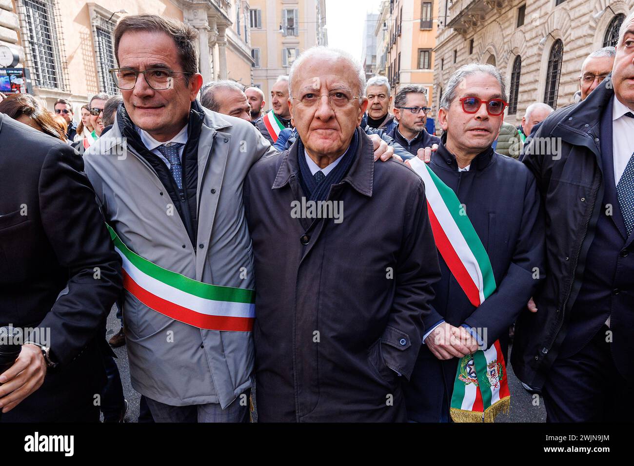 Roma, Italie. 16 février 2024. Foto Roberto Monaldo/LaPresse16-02-2024 Roma Politica Manifestazione dei sindaci e degli amministratori locali del sud contro la legge sull'autonomia differenziata Nella foto il Governatore della Campania Vincenzo de Luca alla testa del corteo diretto al ministero per la Coesione 16-02-2024 Rome (Italie) politique manifestation des maires et administrateurs locaux du sud Italie contre la loi sur l'autonomie différenciée dans le pic Vincenzo de Luca Credit : LaPresse/Alamy Live News Banque D'Images