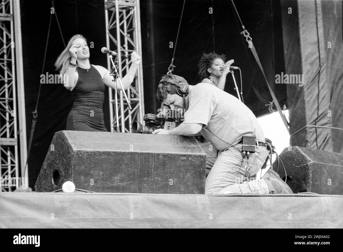 Une unité de cinéma sur scène s'appuie sur les moniteurs pour capturer Heaven 17 sur scène pour le grand écran de Cardiff Music in the Bay le 14 juin 1997 à Cardiff, pays de Galles, Royaume-Uni. Photo : Rob Watkins. Banque D'Images