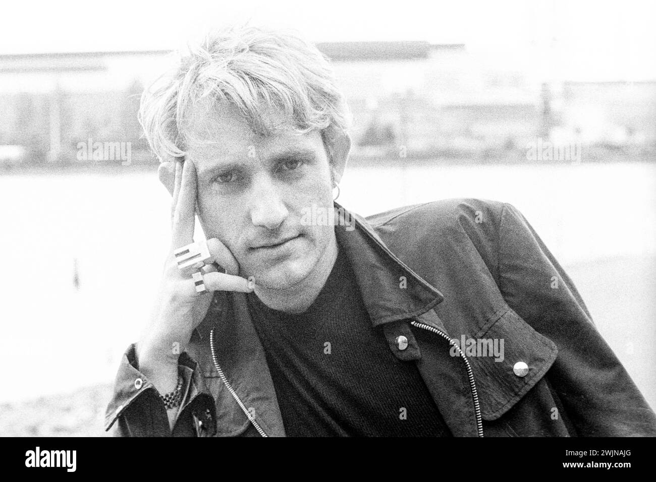 JAKE SHILLINGFORD, MY LIFE STORY, 1997 : un portrait en coulisses de Jake Shillingford du groupe My Life Story au Cardiff Music in the Bay le 14 juin 1997 à Cardiff, pays de Galles, Royaume-Uni. Photo : Rob Watkins. INFO : My Life Story, un groupe indie pop britannique formé en 1991, a livré un son théâtral et orchestral. Des tubes comme « 12 Reasons Why I Love Her » mettent en valeur leur style grandiose. Bien que commercialement sous-estimées, leurs compositions élaborées et mélodiques ont laissé une marque sur la scène indépendante des années 90. Banque D'Images