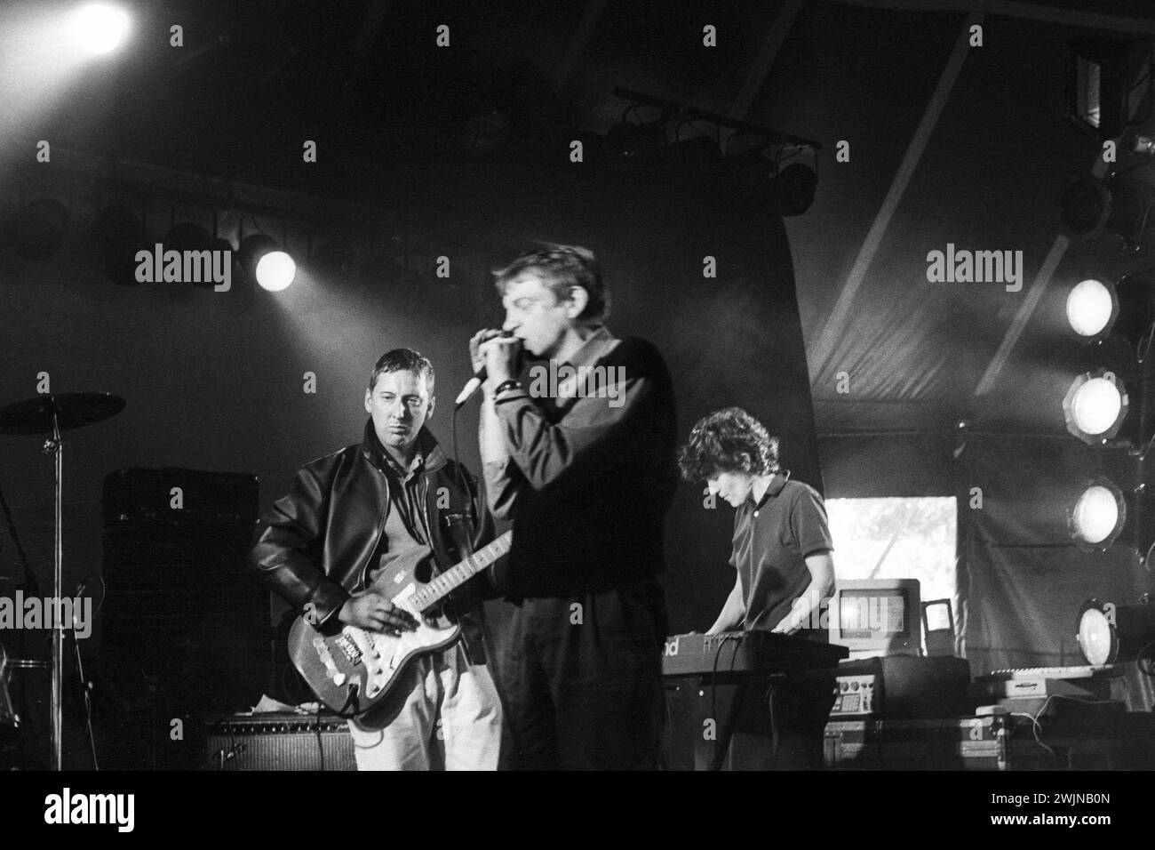 MARK E SMITH, THE FALL, 1997 : Mark E Smith (1957-2018) et Steve Hanley de The Fall jouant au Bute Park à Cardiff, pays de Galles, Royaume-Uni le 27 juillet 1997. Il y a eu une bagarre pendant le soundcheck et le groupe a besoin d'un batteur stand-in. Photo : Rob Watkins. INFO : The Fall, un groupe post-punk anglais, incarnait la musique d’avant-garde avec son abrasif et ses paroles cryptiques. Dirigés par l'énigmatique Mark E. Smith, leur production prolifique et leur expérimentation acharnée ont laissé une marque indélébile sur le paysage musical alternatif des années 80 et 90 Banque D'Images