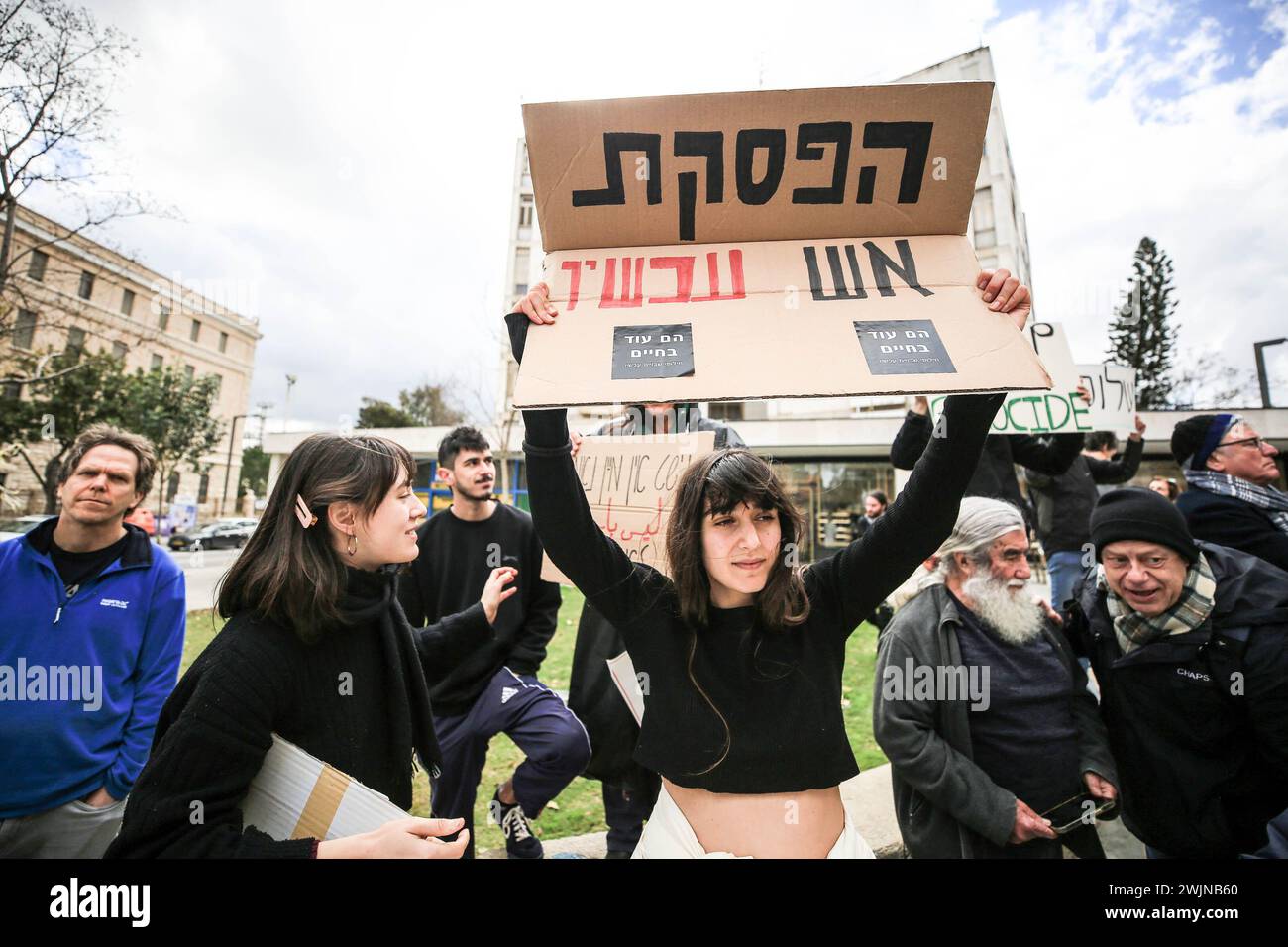 Jérusalem, Israël. 16 février 2024. Une militante anti-guerre israélienne tient une pancarte exprimant son opinion sur la place de Paris près de la résidence du premier ministre israélien Benjamin Netanyahu pendant la manifestation. Une manifestation contre la guerre en cours avec les Palestiniens, à Jérusalem-Ouest. Les manifestants ont appelé à un cessez-le-feu et exigé un échange d'otages avec le Hamas. Crédit : SOPA images Limited/Alamy Live News Banque D'Images