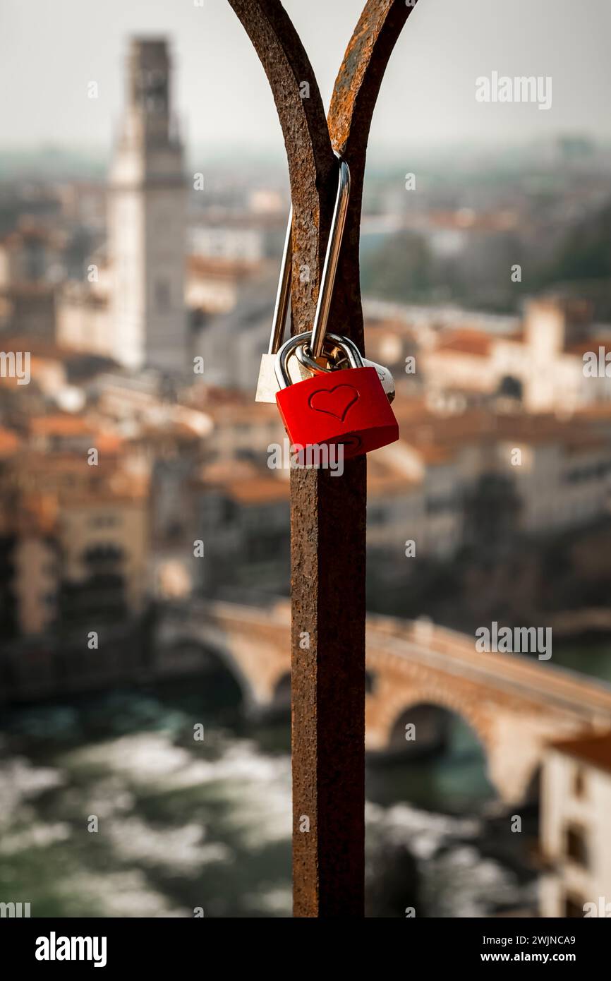 Point panoramique de la ville de Vérone. Une balustrade, scellée par un cadenas romantique, encadre son centre historique Banque D'Images