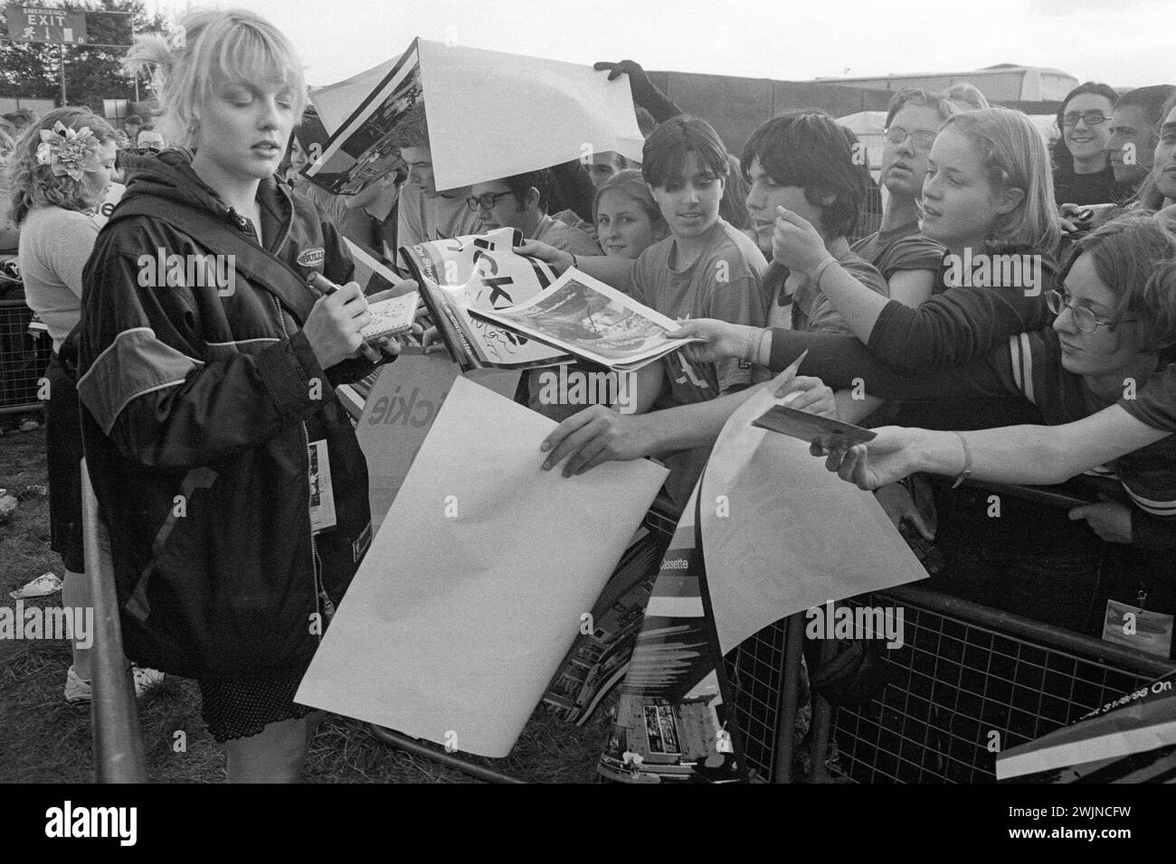 LAUREN LAVERNE, KENICKE, 1998 : la chanteuse Lauren Laverne du groupe indépendant Kenickie signe des affiches et des t-shirts à la tente de signature du Reading Festival le 28 août 1998. Le groupe se sépare peu après en octobre 98. Photo : Rob Watkins. INFO : Kenickie, un groupe de rock indépendant britannique des années 90, a fait irruption sur la scène avec leur son énergique et leurs paroles irrévérencieuses. Des tubes comme « Punka » et « In Your car » ont mis en valeur leur attitude punk et leurs mélodies accrocheuses, ce qui leur a valu un succès culte à l'époque Britpop. Banque D'Images