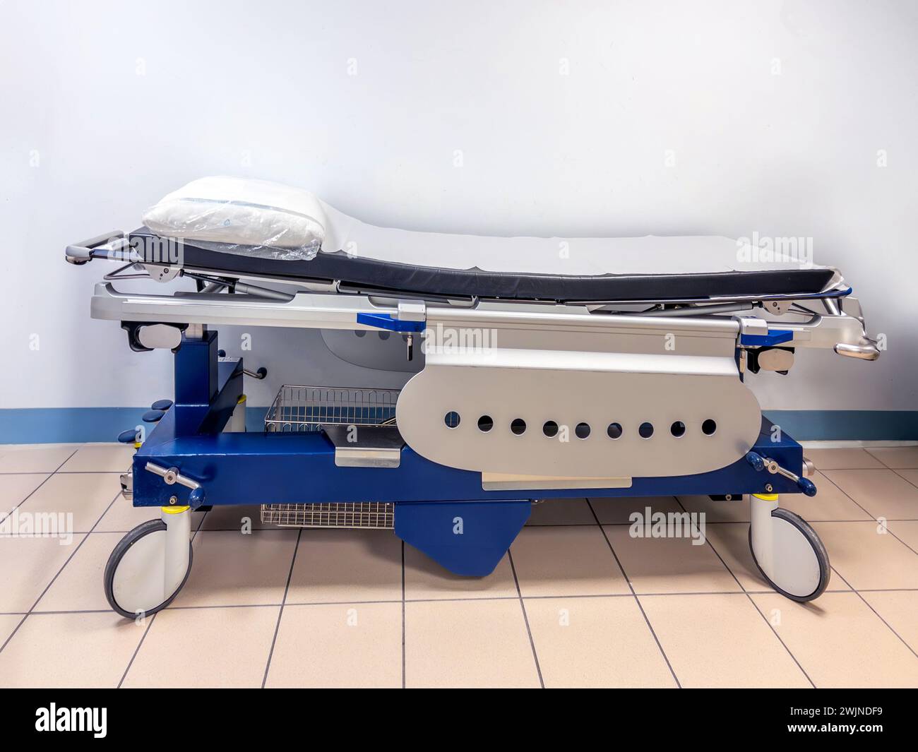 Lit civière dans le couloir hospitalier du service des urgences Banque D'Images