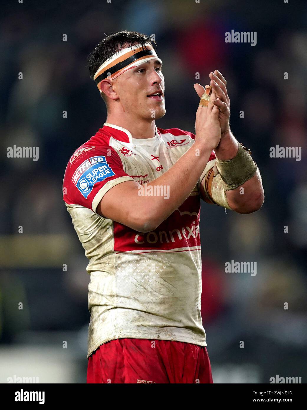 Jai Whitbread de Hull KR applaudit les fans à la fin du match de Super League Betfred au MKM Stadium de Hull. Date de la photo : jeudi 15 février 2024. Banque D'Images