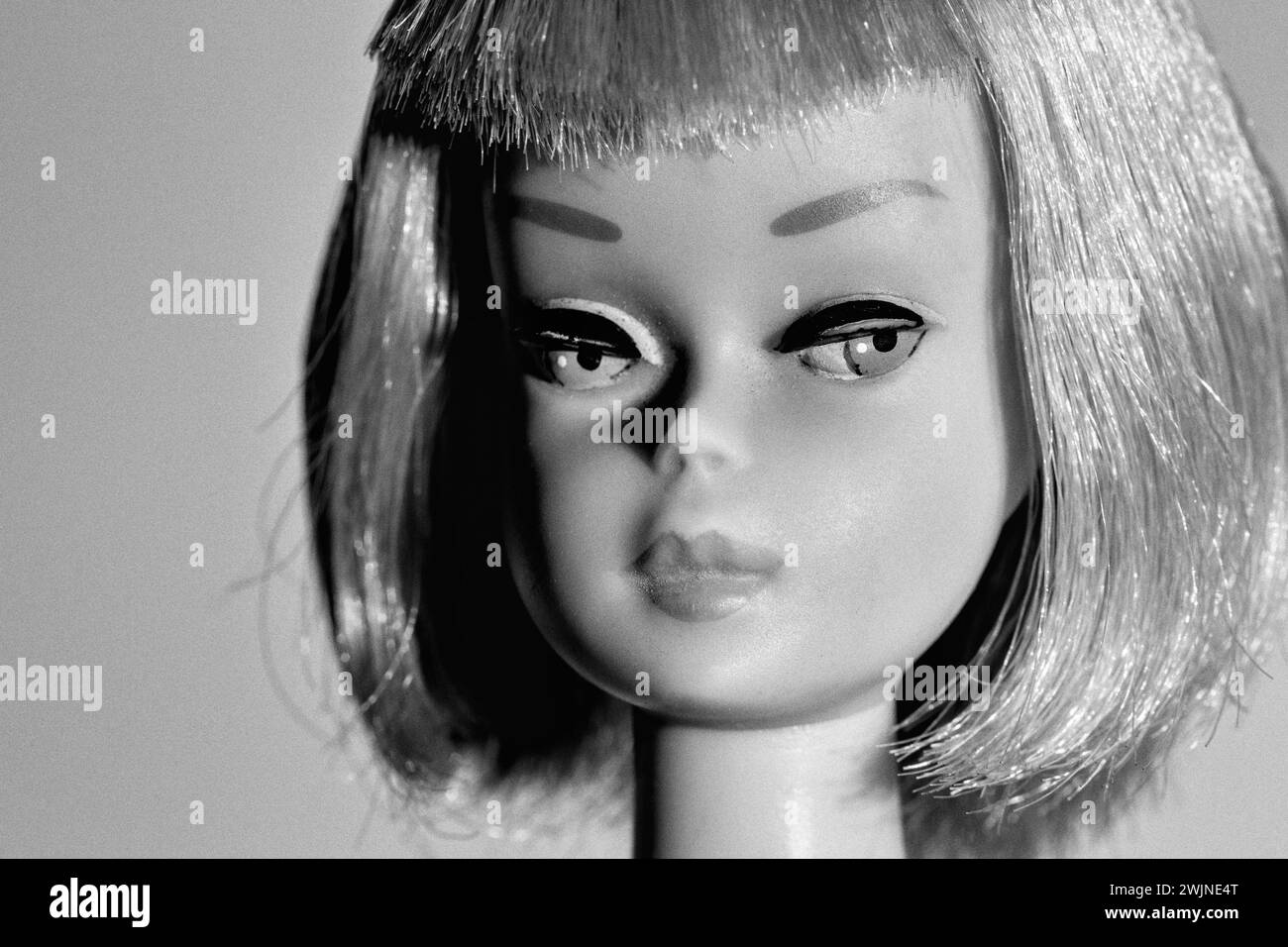 Un portrait en gros plan d'une poupée Barbie des années 1960-- "copyright 1958, made in Japan"-- avec des cheveux blonds coupés dans un bob émoussé avec une frange Banque D'Images