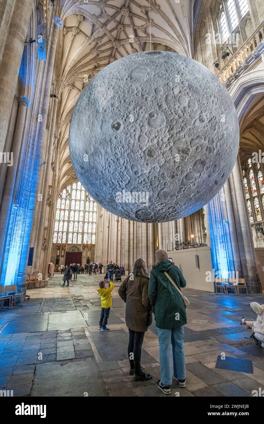 16 février 2024. L'œuvre du Museum of the Moon de l'artiste britannique Luke Jerram est actuellement exposée dans la cathédrale de Winchester, Hampshire, Angleterre, Royaume-Uni. L'installation artistique à grande échelle a fait le tour du globe. Il attire de nombreux visiteurs à la cathédrale, et un certain nombre d'événements sont prévus pendant qu'il est exposé ici. Banque D'Images