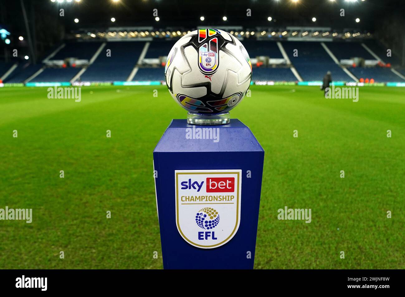 Vue générale du ballon officiel du jour de match, le Puma Orbita 1 EFL Football, devant le Sky Bet Championship match aux Hawthorns, West Bromwich. Date de la photo : vendredi 16 février 2024. Banque D'Images