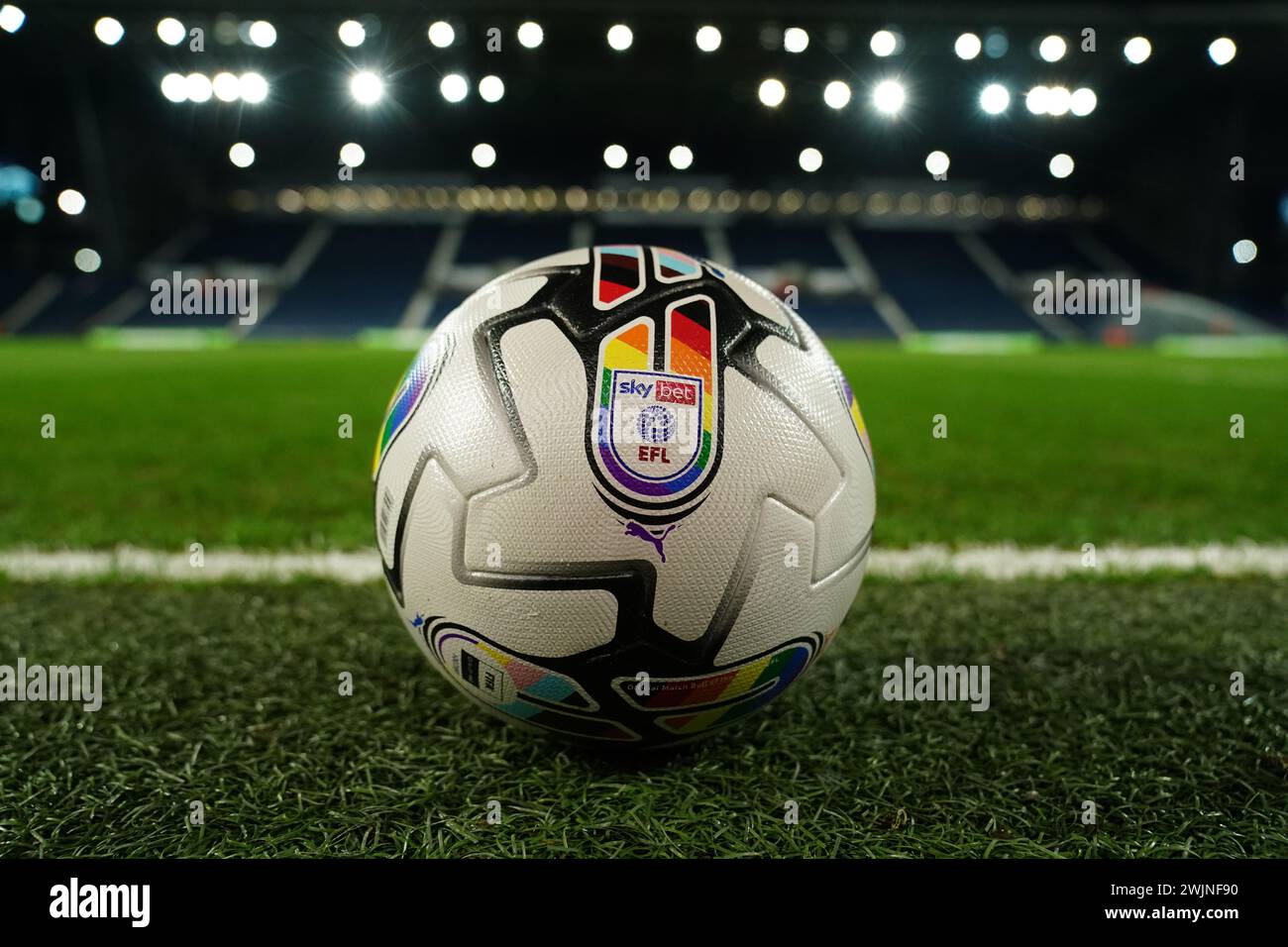 Vue générale du ballon officiel du jour de match, le Puma Orbita 1 EFL Football, devant le Sky Bet Championship match aux Hawthorns, West Bromwich. Date de la photo : vendredi 16 février 2024. Banque D'Images