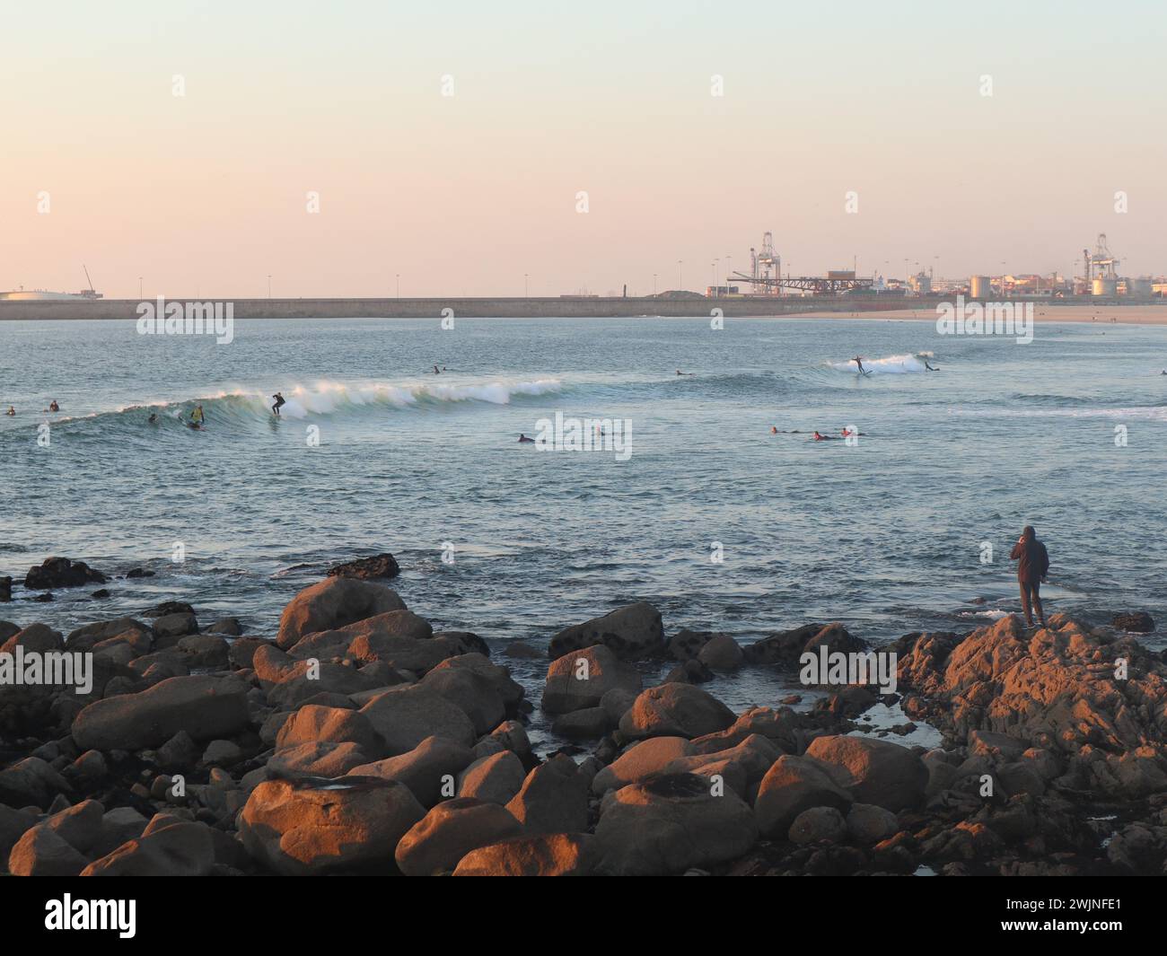 Séance de surf au coucher du soleil sur la plage de Matosinhos Porto Portugal Banque D'Images