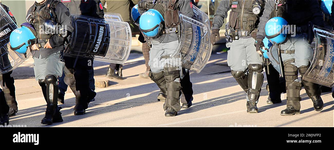 Vicenza, VI, Italie - 20 janvier 2024 : la police italienne en tenue anti-émeute lors de la manifestation de protestation avec casques et boucliers Banque D'Images