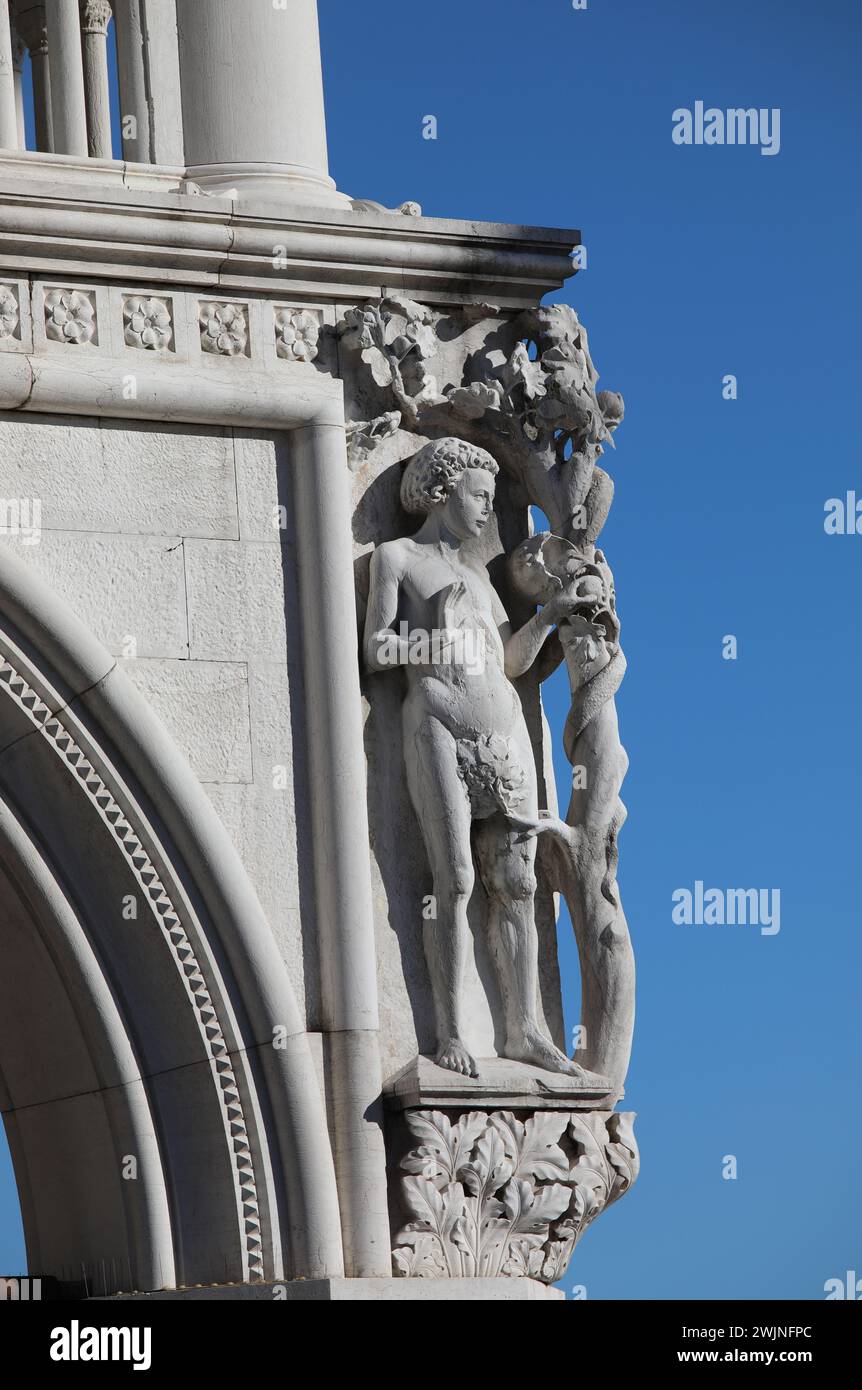 Venise, VE, Italie - 13 février 2024 : relief d'angle od staue d'Adam au Palais Ducal Banque D'Images