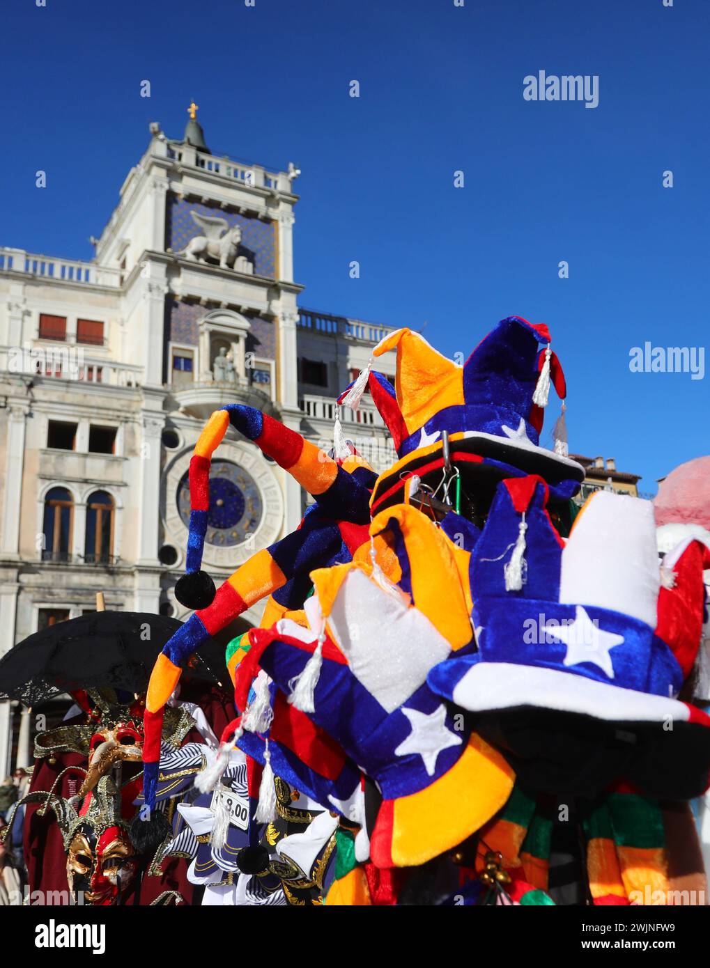 Venise, VE, Italie - 13 février 2024 : coiffes et masques en vente dans le stand de carnaval vénitien Banque D'Images
