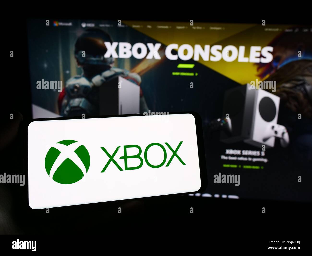 Personne tenant un smartphone avec le logo de la console de jeu vidéo Xbox (Microsoft) devant le site Web. Concentrez-vous sur l'affichage du téléphone. Banque D'Images