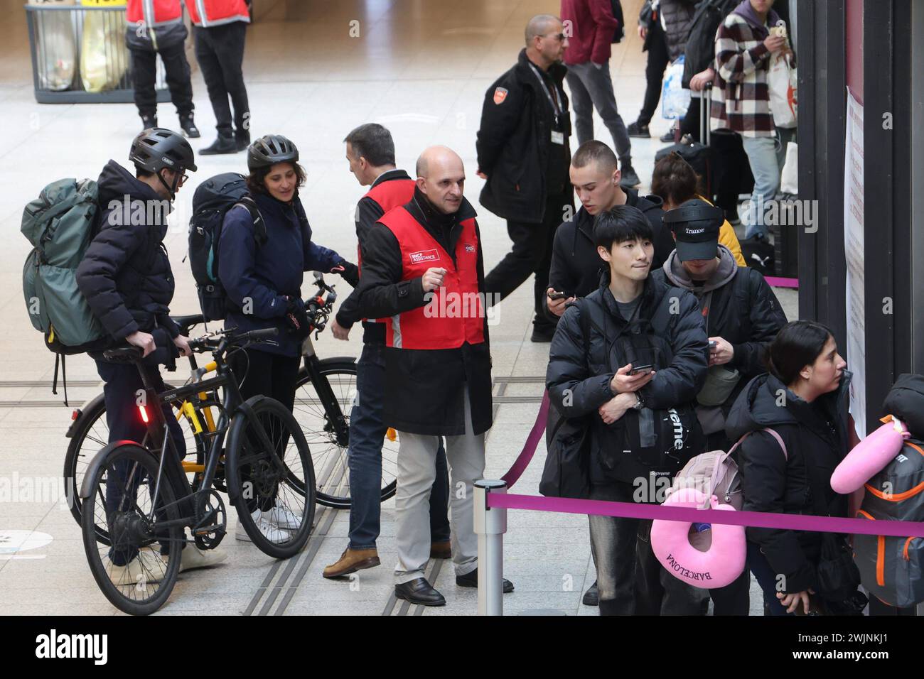 Paris, France. 16 février 2024. © PHOTOPQR/LE PARISIEN/Ph Lavieille ; PARIS ; 16/02/2024 ; ambiance à la Gare Montparnasse à la veille du chassé croisé des vacances de février. Trois contrôleurs de la SNCF sur quatre font grêve ce week end, un TGV sur deux relevés. Paris, France, 6 février 2024 grève des chemins de fer français durant les vacances *** local légende *** SOCIETE/GREVE CONTROLEURS crédit SNCF : MAXPPP/Alamy Live News Banque D'Images