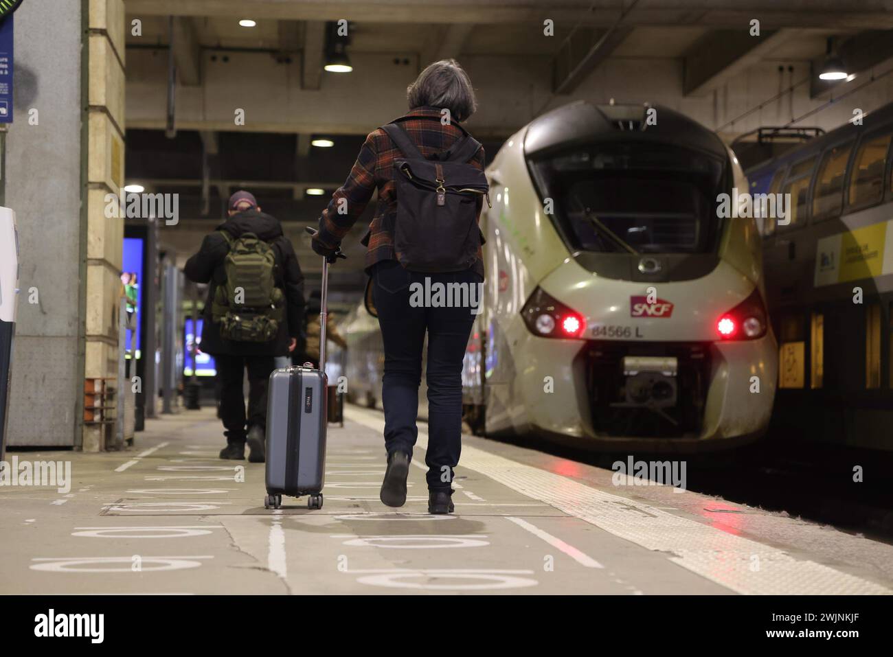 Paris, France. 16 février 2024. © PHOTOPQR/LE PARISIEN/Ph Lavieille ; PARIS ; 16/02/2024 ; ambiance à la Gare Montparnasse à la veille du chassé croisé des vacances de février. Trois contrôleurs de la SNCF sur quatre font grêve ce week end, un TGV sur deux relevés. Paris, France, 6 février 2024 grève des chemins de fer français durant les vacances *** local légende *** SOCIETE/GREVE CONTROLEURS crédit SNCF : MAXPPP/Alamy Live News Banque D'Images