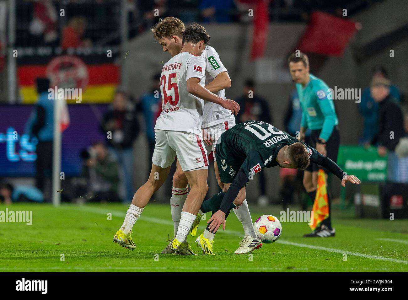 1. FC Koeln v. SV Werder Brême, Fussball, 1. Bundesliga, 22 ans. Spieltag, saison 2023/2024, 16.02.2024 Kampf um den Ball zwischen Max Finkgraefe 1. FC Koeln, 35 ans, Timo Huebers 1. FC Koeln, 04 und Romano Schmid SV Werder Brême, 20. Fussball : 1. Bundesliga, saison 2023/2024, 22. Spieltag, 1. FC Koeln - SV Werder Brême AM 16.02.2024 im RheinEnergieStadion in Koeln. Wichtiger Hinweis : Gemaess den Vorgaben der DFL Deutsche Fussball Liga bzw. Des DFB Deutscher Fussball-Bund ist es untersagt, in dem Stadion und/oder vom Spiel angefertigte Fotoaufnahmen in Form von Sequenzbildern und/oder videoaehnlic Banque D'Images