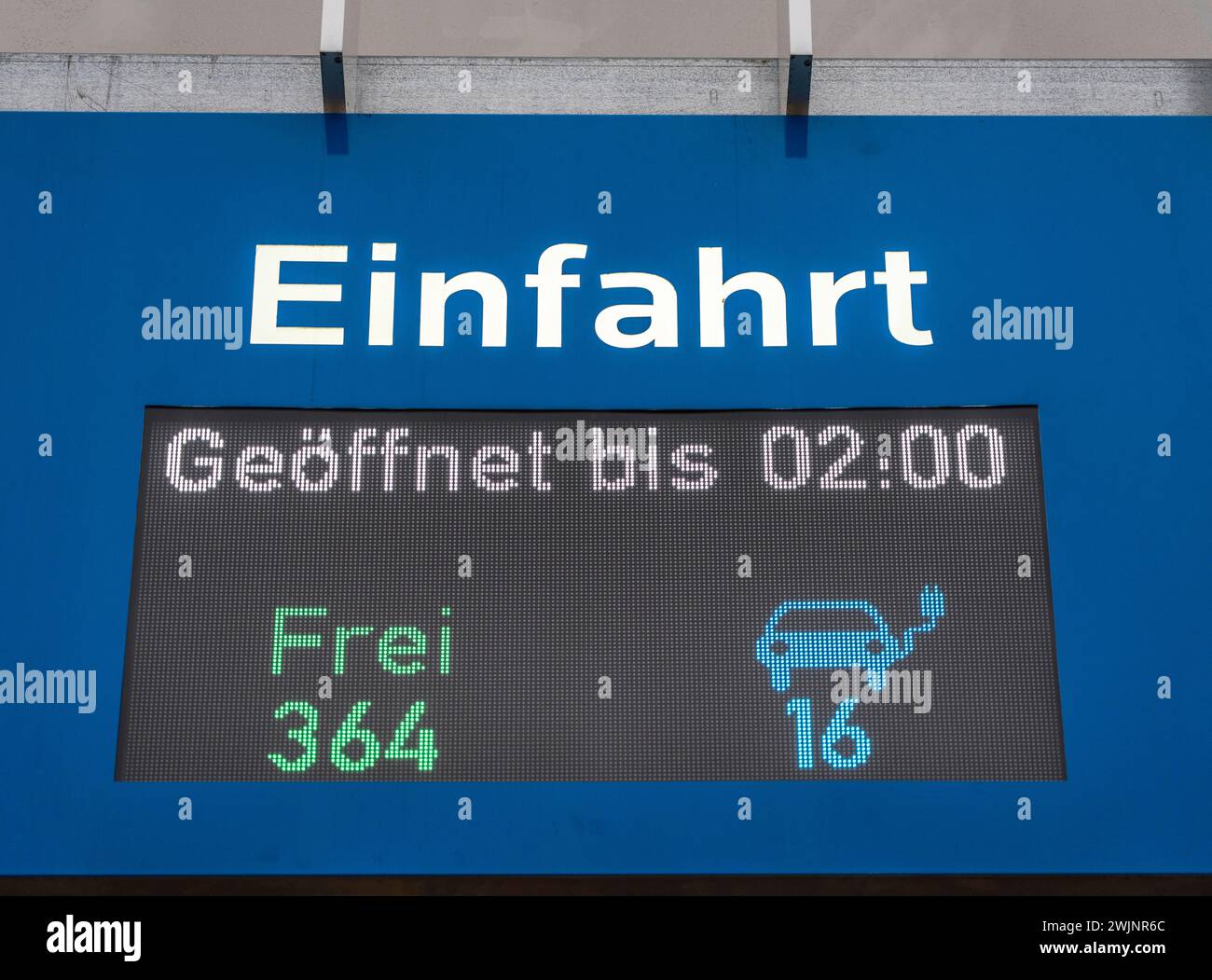 Anzeigetafel an einem öffentlichen Parkhaus, angezeigt werden die freien Parkplätze, auf für Elektroautos, NRW, Deutschland, Parkhaus *** panneau d'affichage dans un parking public, les places de parking gratuites sont affichées, pour les voitures électriques, NRW, Allemagne, parking Banque D'Images