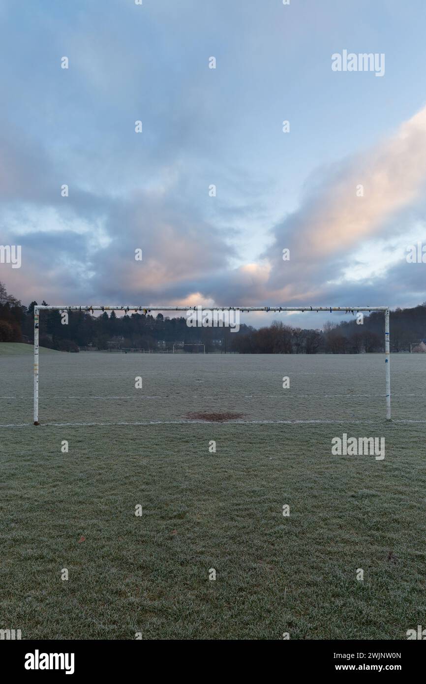 Un but s'affiche sur un terrain de football en Écosse un matin d'hiver Banque D'Images