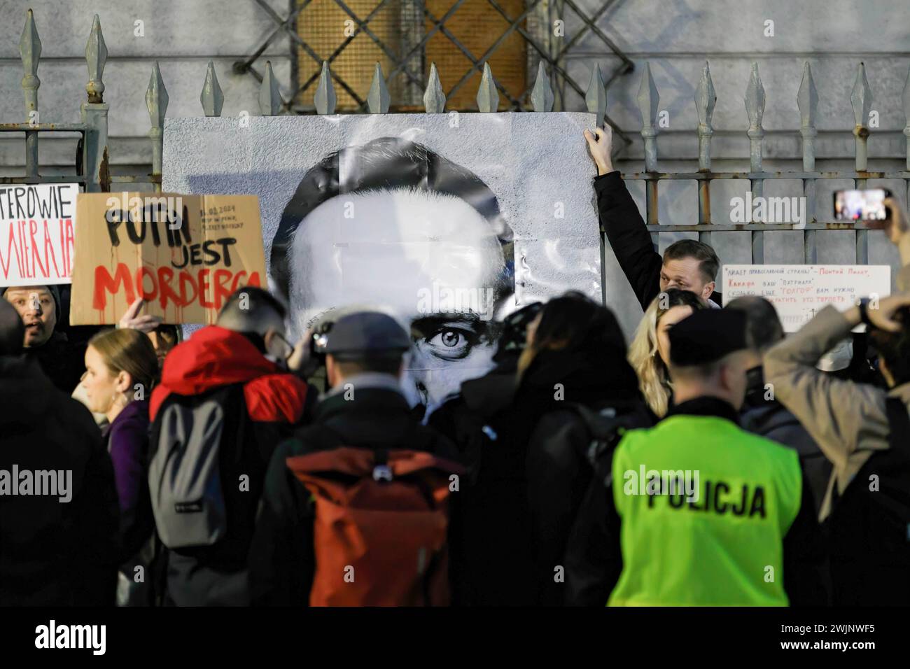 Les manifestants tiennent une affiche avec le portrait d'Alexei Navalny devant le bâtiment de l'ambassade de la Fédération de Russie à Varsovie après la nouvelle que l'homme politique Alexei Navalny est mort en prison. L'administration du Service pénitentiaire fédéral de l'Okrug autonome Yamalo-Nenets de la Fédération de Russie a signalé que l'homme politique Alexei Navalny était mort en prison. Il avait 47 ans. La cause de sa mort fait l'objet d'une enquête. Navalny avait été condamné à 19 ans de prison. Pendant sa détention, à partir de février 2021, Alexei Navalny a été placé en isolement disciplinaire 27 Banque D'Images