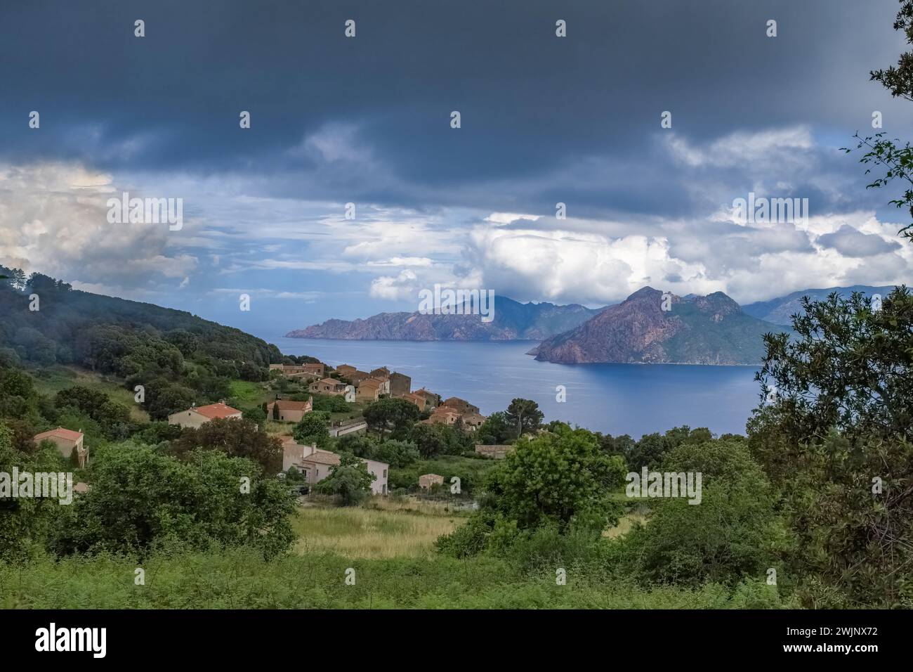 Corse, le village de Piana et ses criques, beau paysage marin en été, dans la brume Banque D'Images