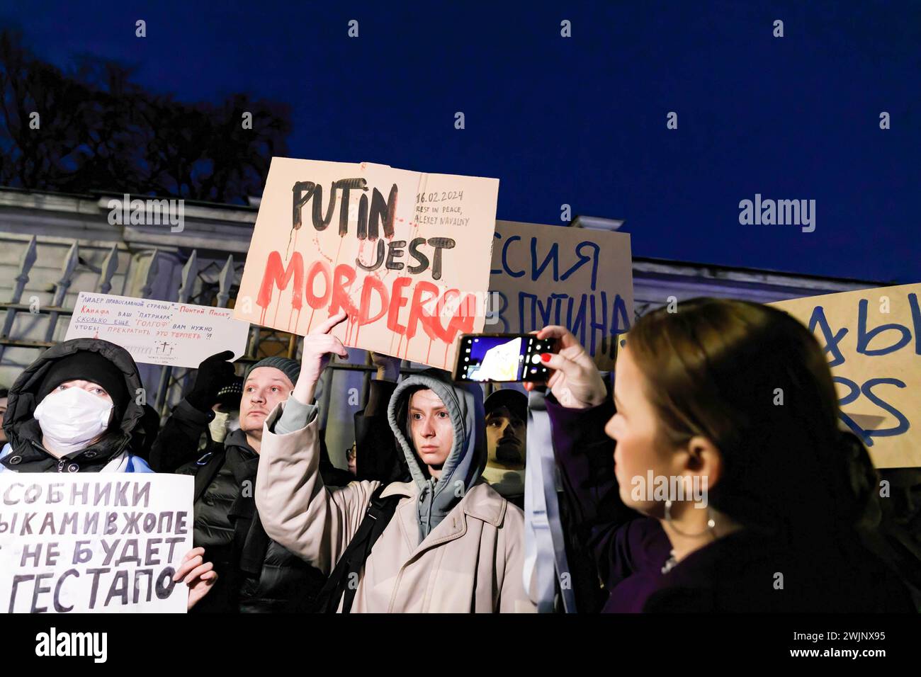 Une femme tient une pancarte disant que Poutine est un tueur lors d'un rassemblement près du bâtiment de l'ambassade russe à Varsovie après la nouvelle que le politicien Alexei Navalny est mort en prison. L'administration du Service pénitentiaire fédéral de l'Okrug autonome Yamalo-Nenets de la Fédération de Russie a signalé que l'homme politique Alexei Navalny était mort en prison. Il avait 47 ans. La cause de sa mort fait l'objet d'une enquête. Navalny avait été condamné à 19 ans de prison. Pendant sa détention, à partir de février 2021, Alexei Navalny a été placé en isolement disciplinaire 27 fois. Accordin Banque D'Images