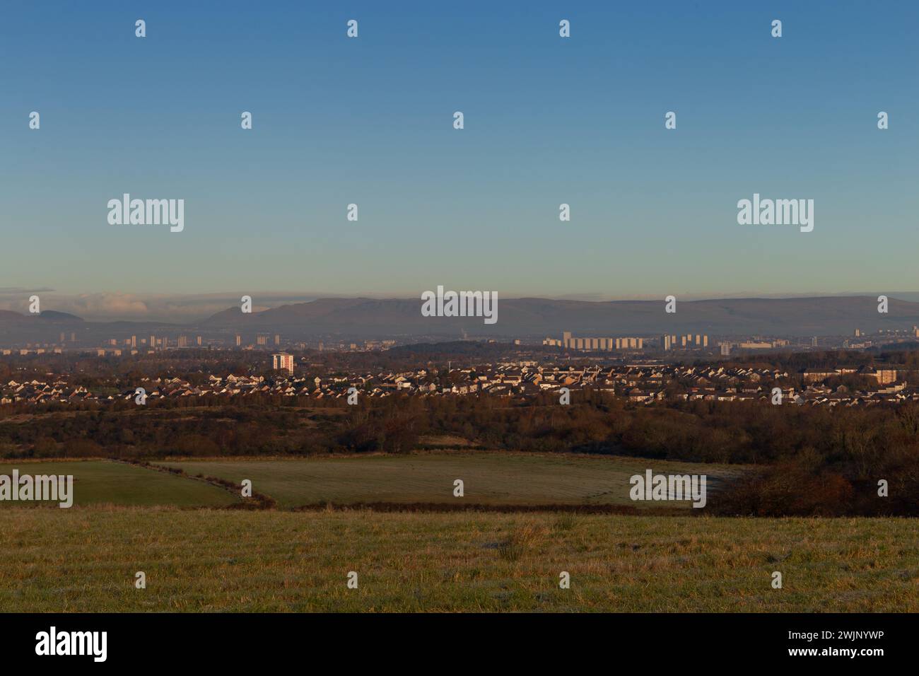 Une vue de paysage de la ville de Glasgow, vue depuis les collines au-dessus d'elle au sud par un matin froid d'hivers. Banque D'Images