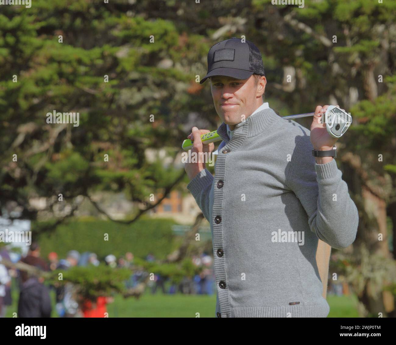 Pebble Beach, Monterey, Californie, USA - 2 février 2024 NFL ÒgreatÓ Tom Brady remue son putt sur 16 , lors du 2ème tour à Pebble Beach Links du deuxième événement ÒSignatureÓ de la saison USA PGA Tour - l'AT&T Pro-Am au célèbre Pebble Beach Links. Banque D'Images
