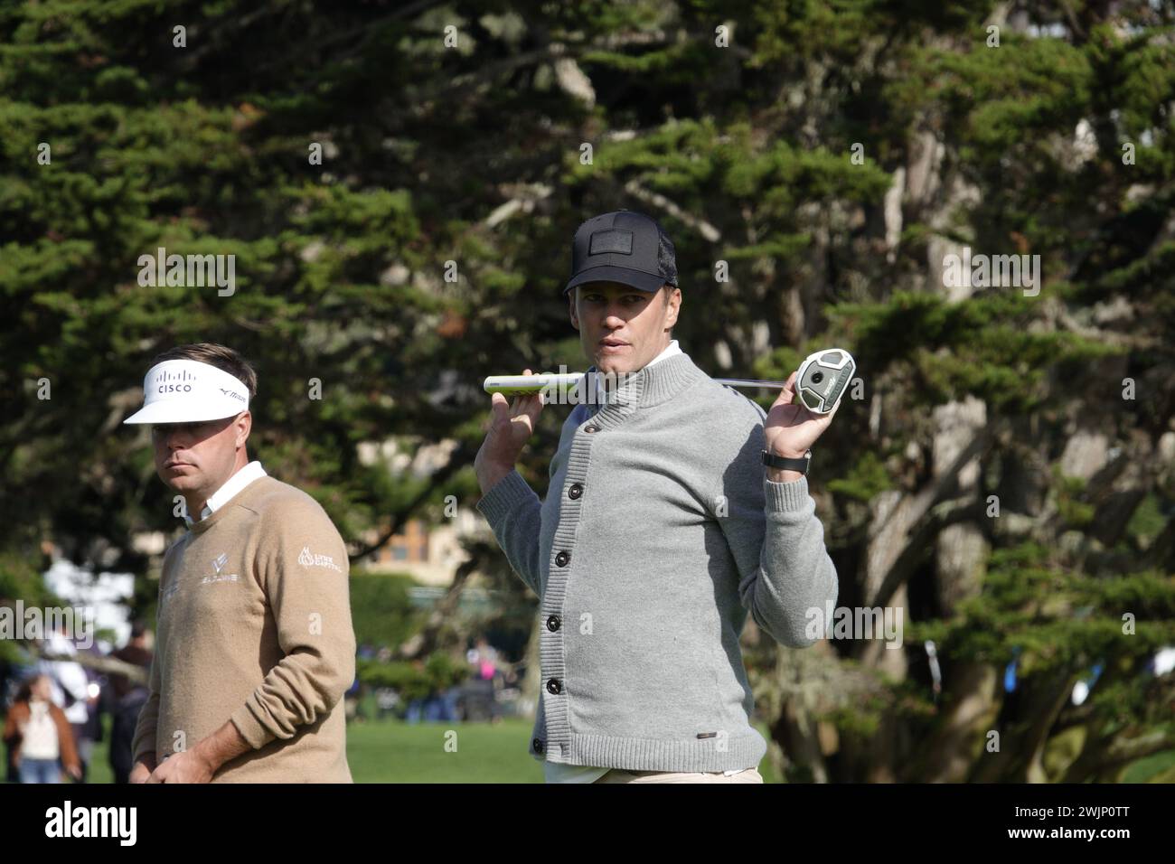 Pebble Beach, Monterey, Californie, USA - 2 février 2024 NFL ÒgreatÓ Tom Brady remue son putt sur 16 , lors du 2ème tour à Pebble Beach Links du deuxième événement ÒSignatureÓ de la saison USA PGA Tour - l'AT&T Pro-Am au célèbre Pebble Beach Links. Banque D'Images