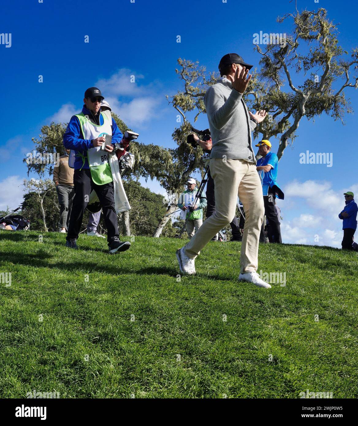 Pebble Beach, Monterey, Californie, USA - 2 février 2024 NFL ÒgreatÓ Tom Brady marche hors du 16ème green , lors du 2ème tour à Pebble Beach Links du deuxième événement ÒSignatureÓ de la saison du USA PGA Tour - l'AT&T Pro-Am au célèbre Pebble Beach Links. Banque D'Images
