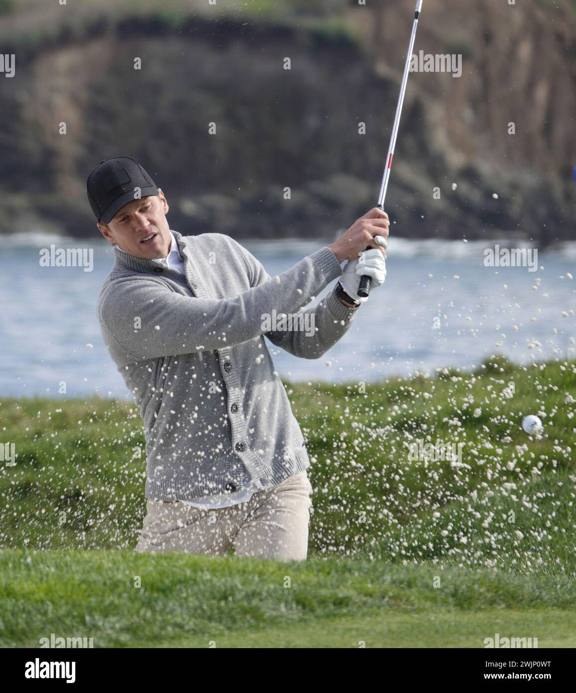 Pebble Beach, Monterey, Californie, USA - 2 février 2024 NFL ÒgreatÓ Tom Brady joue son tir de bunker sur le 17ème green , lors du 2ème tour à Pebble Beach Links du deuxième événement ÒSignatureÓ de la saison USA PGA Tour - l'AT&T Pro-Am au célèbre Pebble Beach Links. Banque D'Images