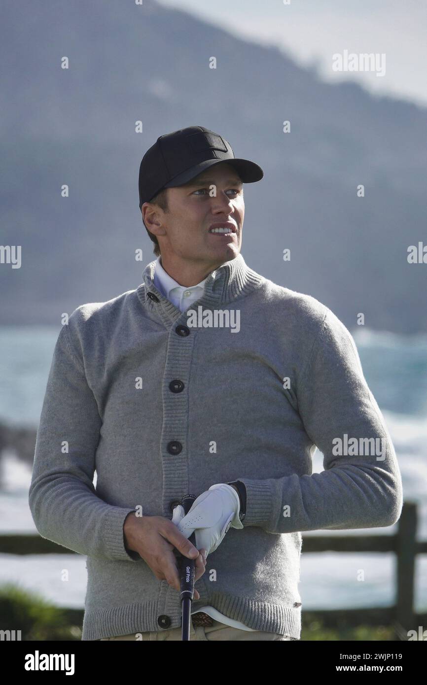 Pebble Beach, Monterey, Californie, États-Unis - 2 février 2024 NFL ÒgreatÓ Tom Brady quitte l'emblématique 18e tee, lors du 2e tour à Pebble Beach Links du deuxième événement ÒSignatureÓ de la saison du USA PGA Tour - l'AT&T Pro-Am au célèbre Pebble Beach Links. Banque D'Images