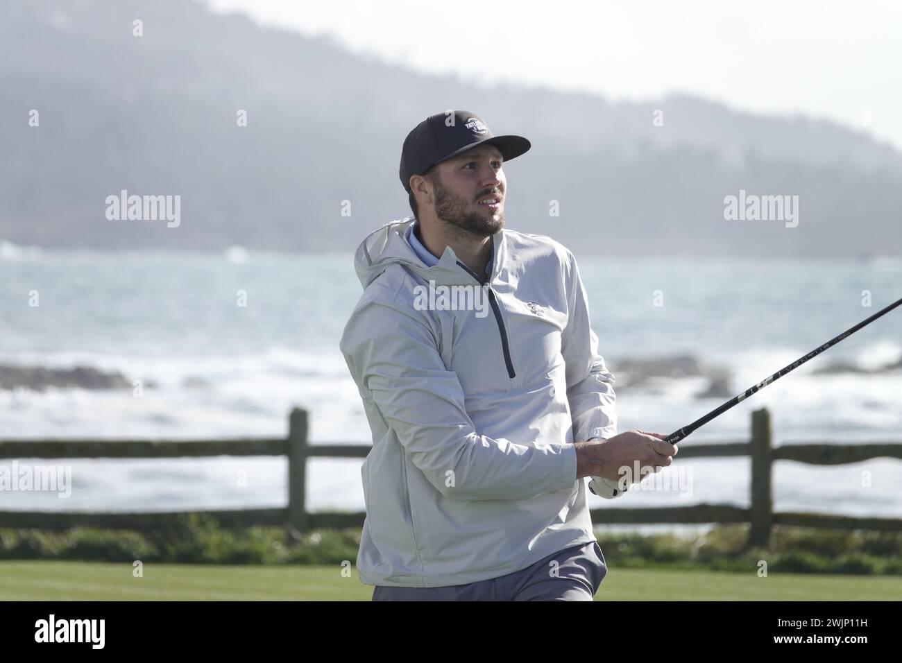 Pebble Beach, Monterey, Californie, États-Unis - 2 février 2024 NFL ÒsuperstarÓ Josh Allen conduit sur le 18ème tee, lors du 2ème tour à Pebble Beach Links du deuxième événement ÒSignatureÓ de la saison du USA PGA Tour - l'AT&T Pro-Am au célèbre Pebble Beach Links. Banque D'Images