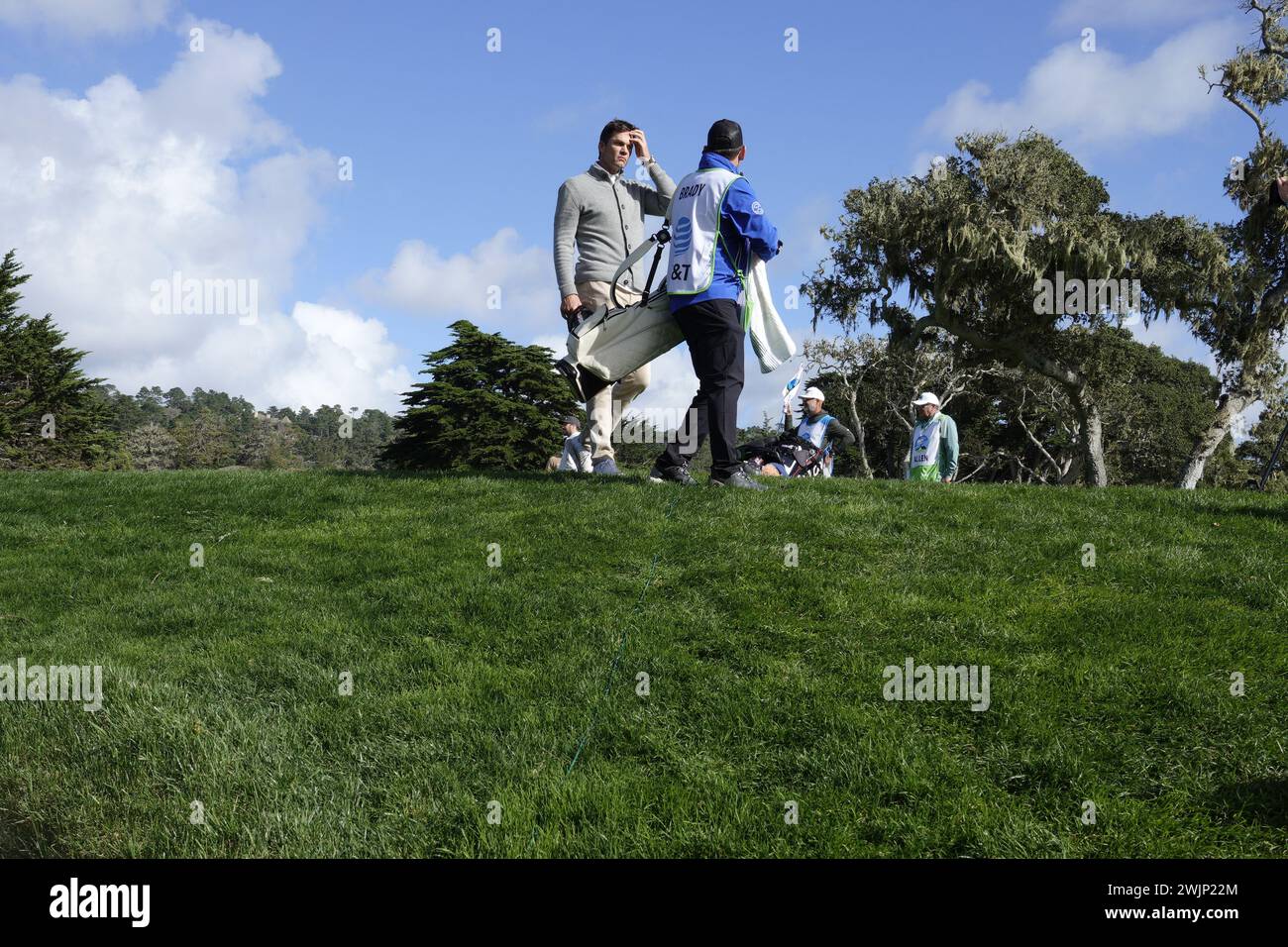 Pebble Beach, Monterey, Californie, USA - 2 février 2024 NFL ÒgreatÓ Tom Brady marche hors du 16ème green , lors du 2ème tour à Pebble Beach Links du deuxième événement ÒSignatureÓ de la saison du USA PGA Tour - l'AT&T Pro-Am au célèbre Pebble Beach Links. Banque D'Images
