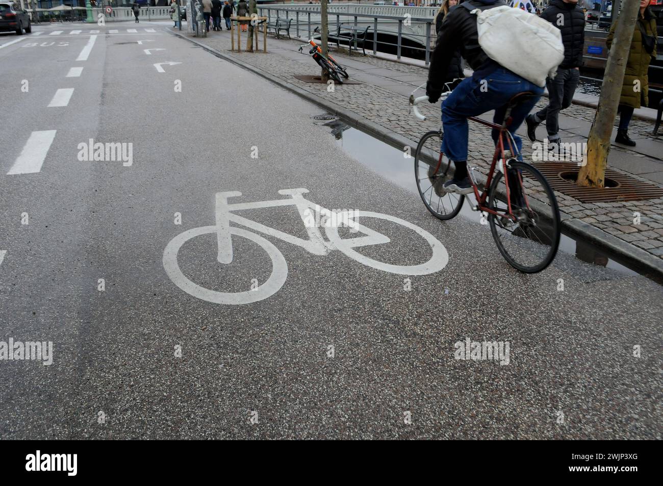 Copenhague, Danemark /16 février 2024/.piste cyclable pour cyclistes à Copenhague, capitale dan ish. (Photo.Francis Joseph Dean/Dean Pictures) Banque D'Images