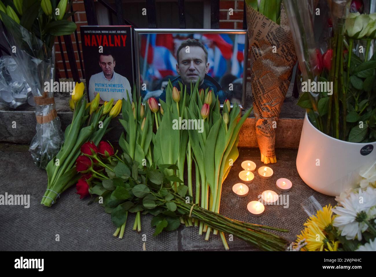 Londres, Royaume-Uni. 16 février 2024. Des fleurs, des bougies et des photos d'Alexei Navalny sont vues alors que des partisans tiennent une veillée devant l'ambassade de Russie à Londres après la mort du leader de l'opposition dans une prison en Russie. (Photo de Vuk Valcic/SOPA images/SIPA USA) crédit : SIPA USA/Alamy Live News Banque D'Images