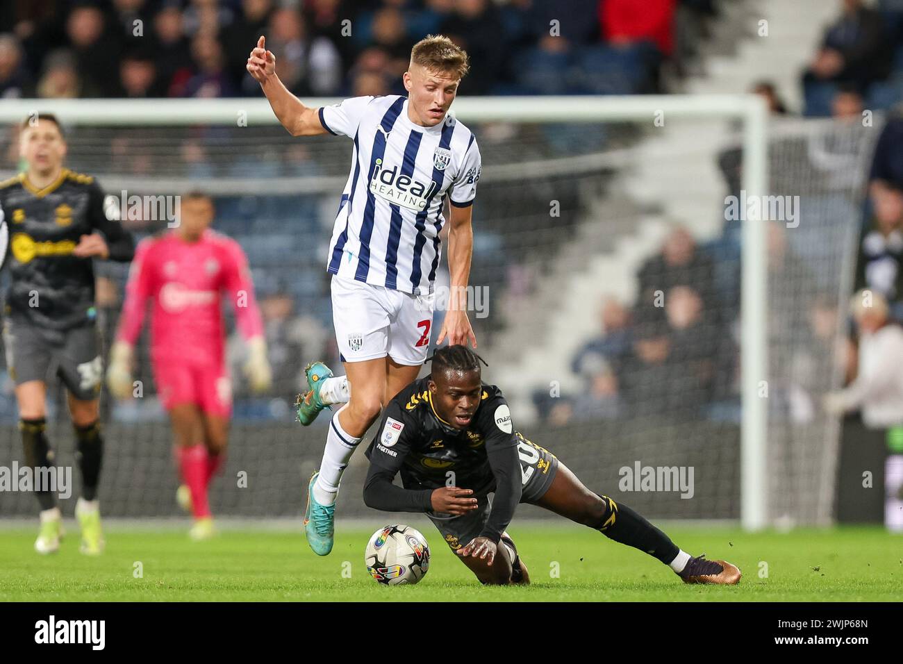 West Bromwich, Royaume-Uni. 16 février 2024. Callum Marshall de West Bromwich Albion semble prendre le dessus sur Kamaldeen Sulemana de Southampton lors de l'EFL Sky Bet Championship match entre West Bromwich Albion et Southampton aux Hawthorns, West Bromwich, Angleterre le 16 février 2024. Photo de Stuart Leggett. Utilisation éditoriale uniquement, licence requise pour une utilisation commerciale. Aucune utilisation dans les Paris, les jeux ou les publications d'un club/ligue/joueur. Crédit : UK Sports pics Ltd/Alamy Live News Banque D'Images