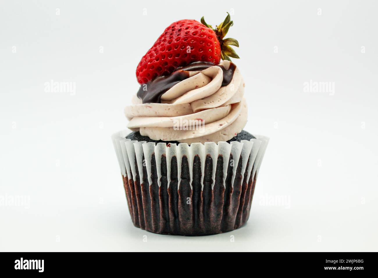 Cupcake au chocolat et aux fraises. Banque D'Images