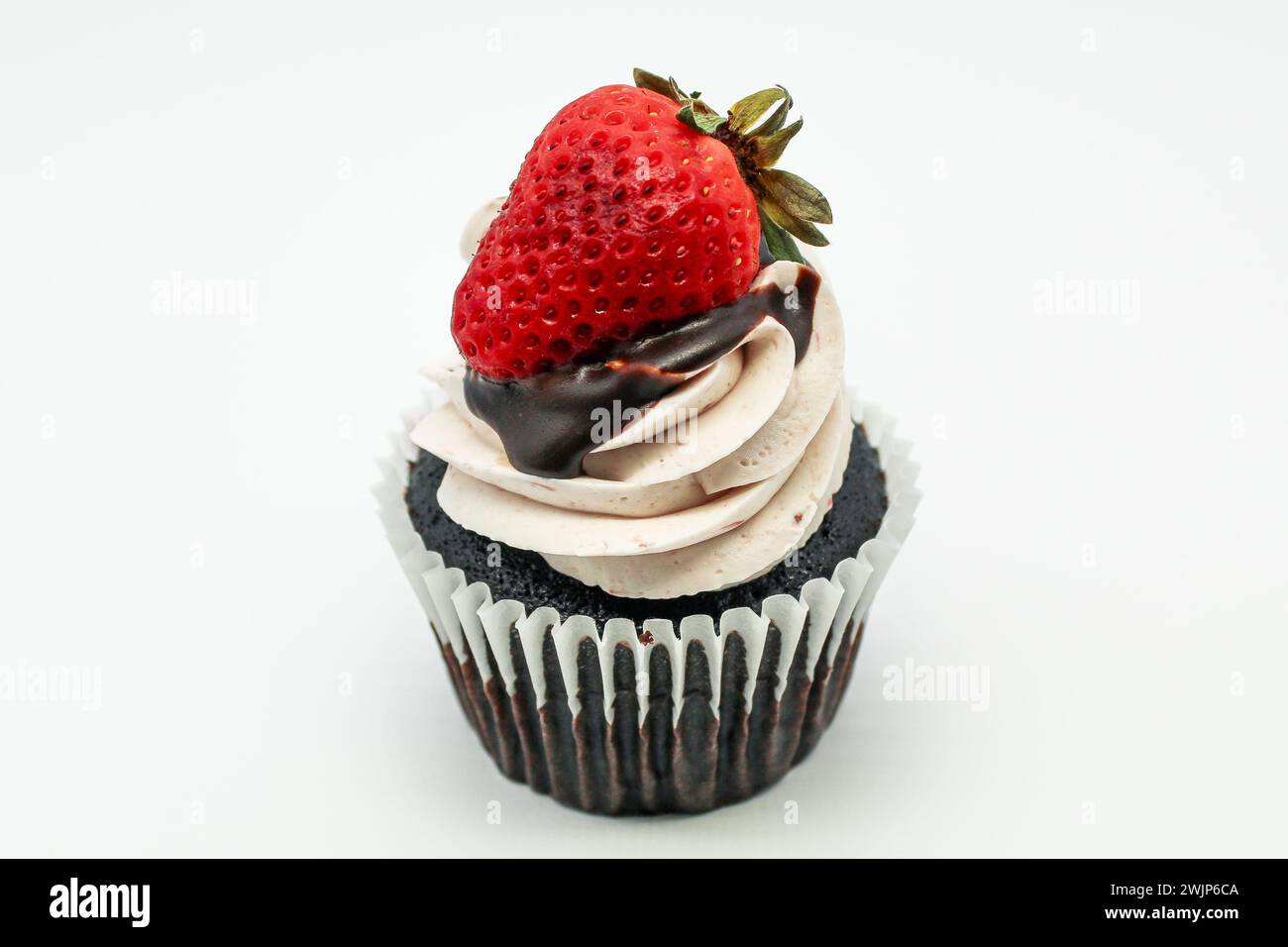 Cupcake au chocolat et aux fraises. Banque D'Images