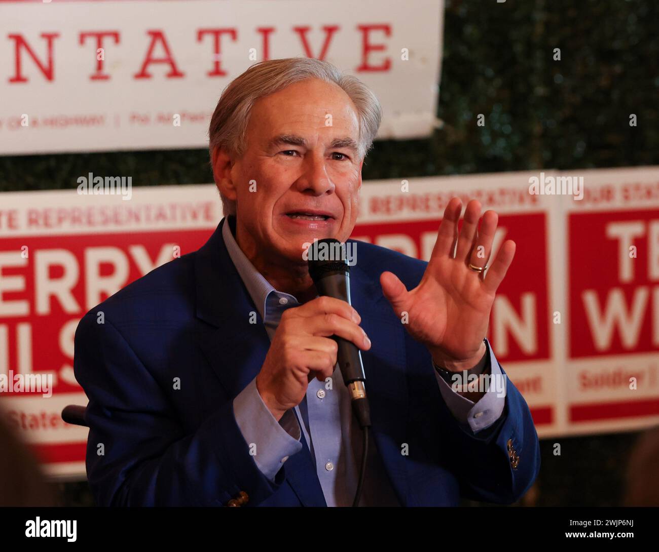 15 février 2024 : le gouverneur du Texas Greg Abbott parle à plus de 200 partisans dans la banlieue d'Austin alors qu'il fait campagne pour le représentant de l'État républicain Terry Wilson du district 20 de House dans le cadre de ses efforts continus pour soutenir les candidats qui voteront pour adopter un programme scolaire de plusieurs milliards de dollars qui le ferait donner aux parents accès à des milliers de dollars chaque année pour payer les frais de scolarité dans les écoles privées tout en accordant des subventions aux districts scolaires publics pour les élèves perdus dans le cadre du programme de bons scolaires privés. Abbott a également abordé la bataille en cours avec l'administration Biden sur i. Banque D'Images