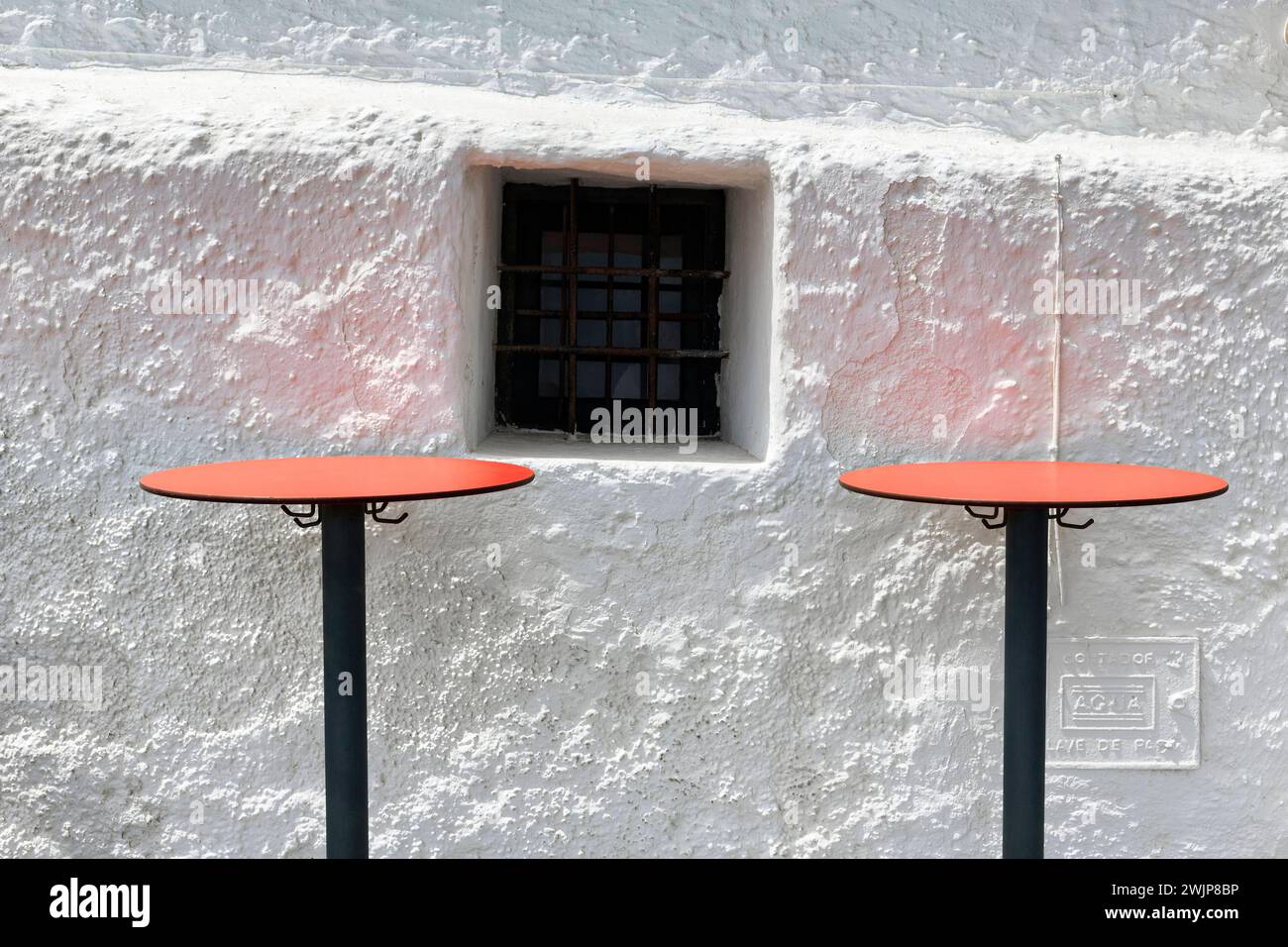 Deux tables de bar rouge devant un mur blanc, extérieur, bar, bar de plage, Parc naturel de Cabo de Gata, Cabo-de-Gata-Nijar, Las Negras, Almeria, Andalousie Banque D'Images