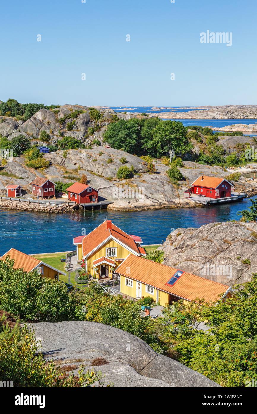 Vue de la maison d'été par une côte rocheuse dans l'archipel sur la côte ouest suédoise par une journée d'été ensoleillée, Hamburgsund, Bohuslaen, Suède Banque D'Images