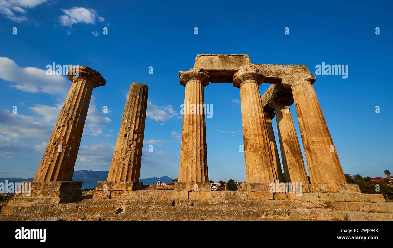 Temple archaïque d'Apollon, colonnes doriques, ruines grecques anciennes avec colonnes et ciel bleu, site archéologique, Archea Korinthos, Corinthe, Péloponnèse Banque D'Images