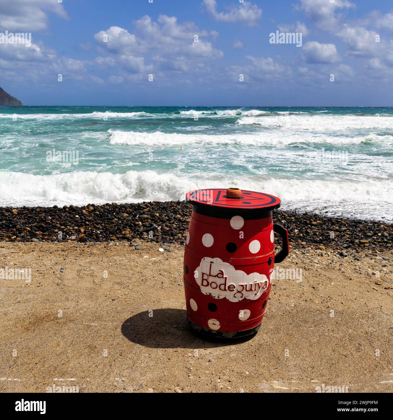 Table de bar extérieure rouge, cruche, bar avec vue sur la mer, bar de plage, Parc naturel de Cabo de Gata, Cabo-de-Gata-Nijar, Las Negras, Almeria, Andalousie, Espagne Banque D'Images