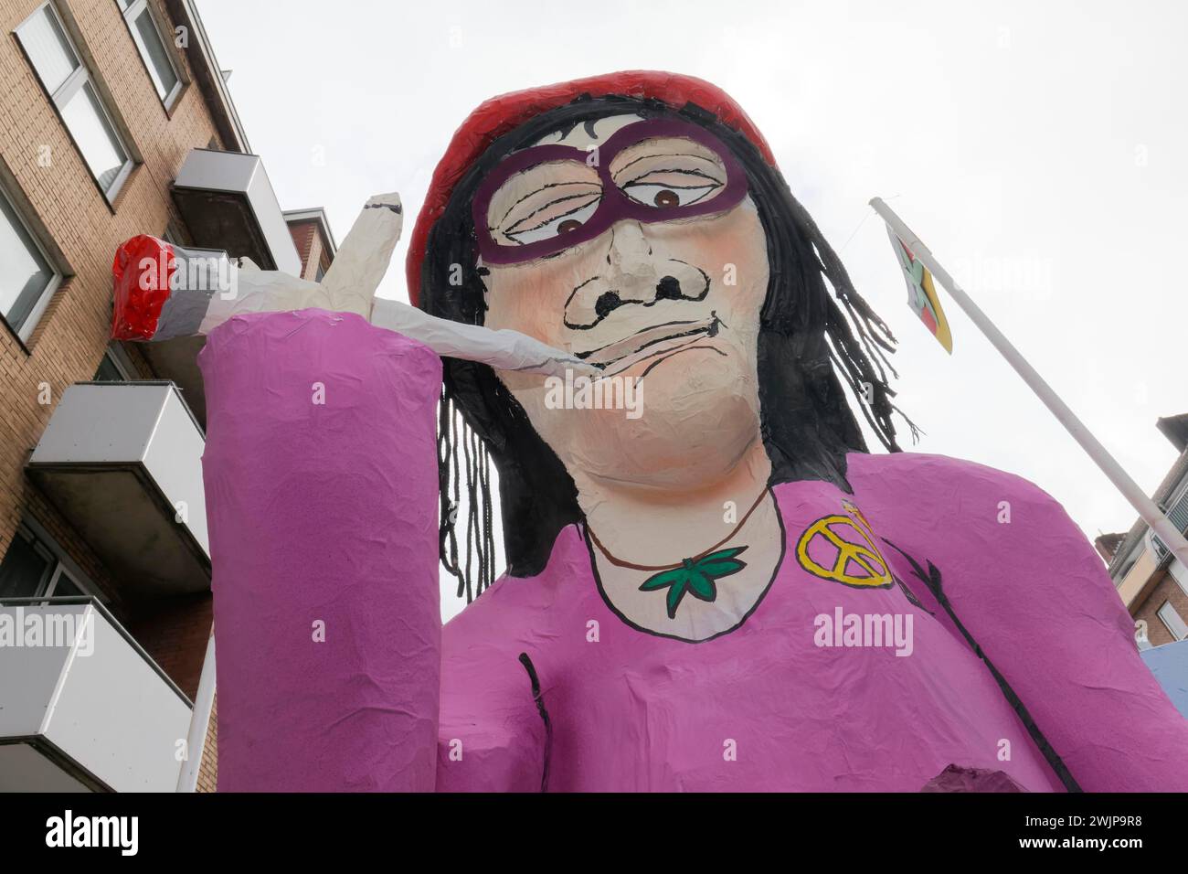 Figurine papier-mache fumant un thème commun de légalisation du cannabis, flotteur thématique sur le défilé Rose Monday, Duesseldorf, Rhénanie du Nord-Westphalie Banque D'Images