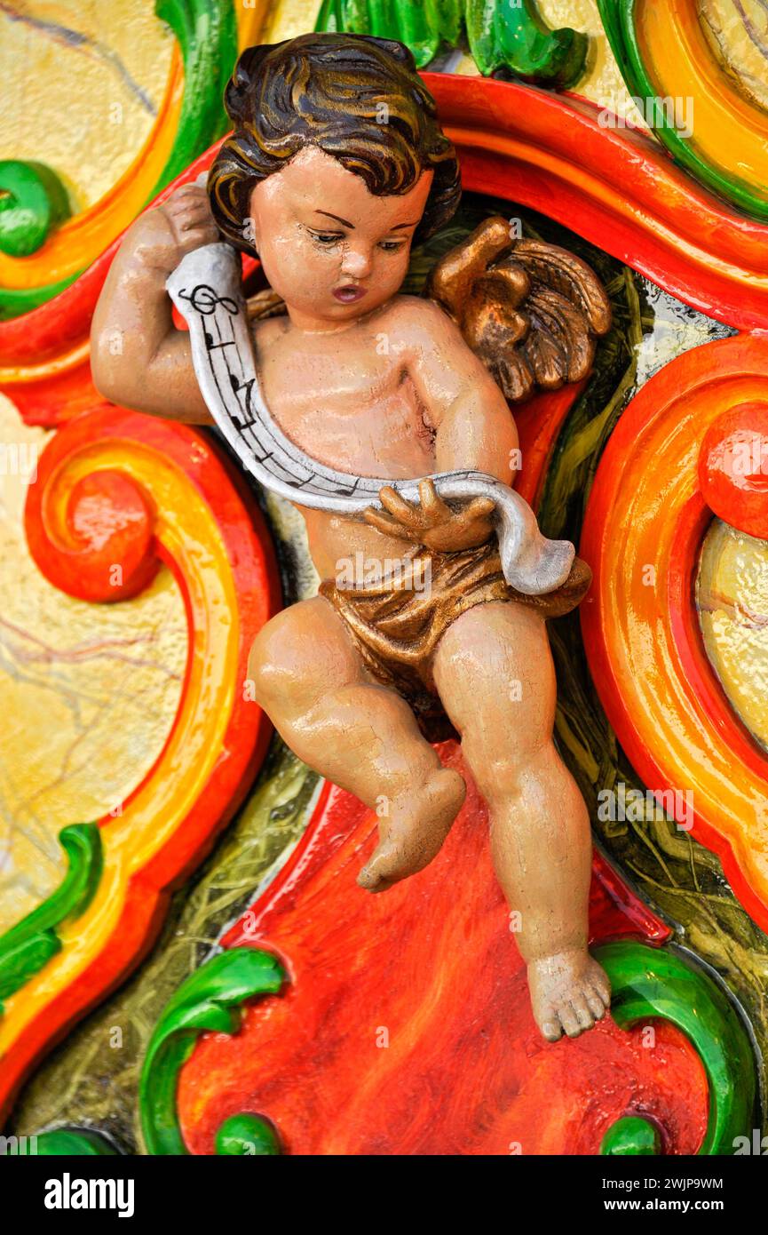 Figurine en bois, peinte en couleurs, chérubin à un orgue à carrousel, orgue de foire, Oktoberfest historique, Oktoberfest, Munich, haute Bavière, Bavière Banque D'Images