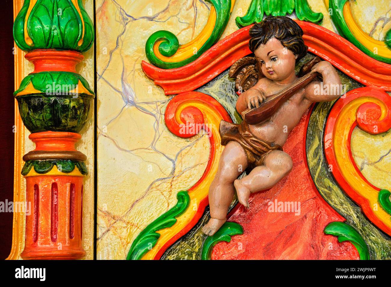 Figurine en bois, peinte en couleurs, chérubin à un orgue à carrousel, orgue de foire, Oktoberfest historique, Oktoberfest, Munich, haute Bavière, Bavière Banque D'Images