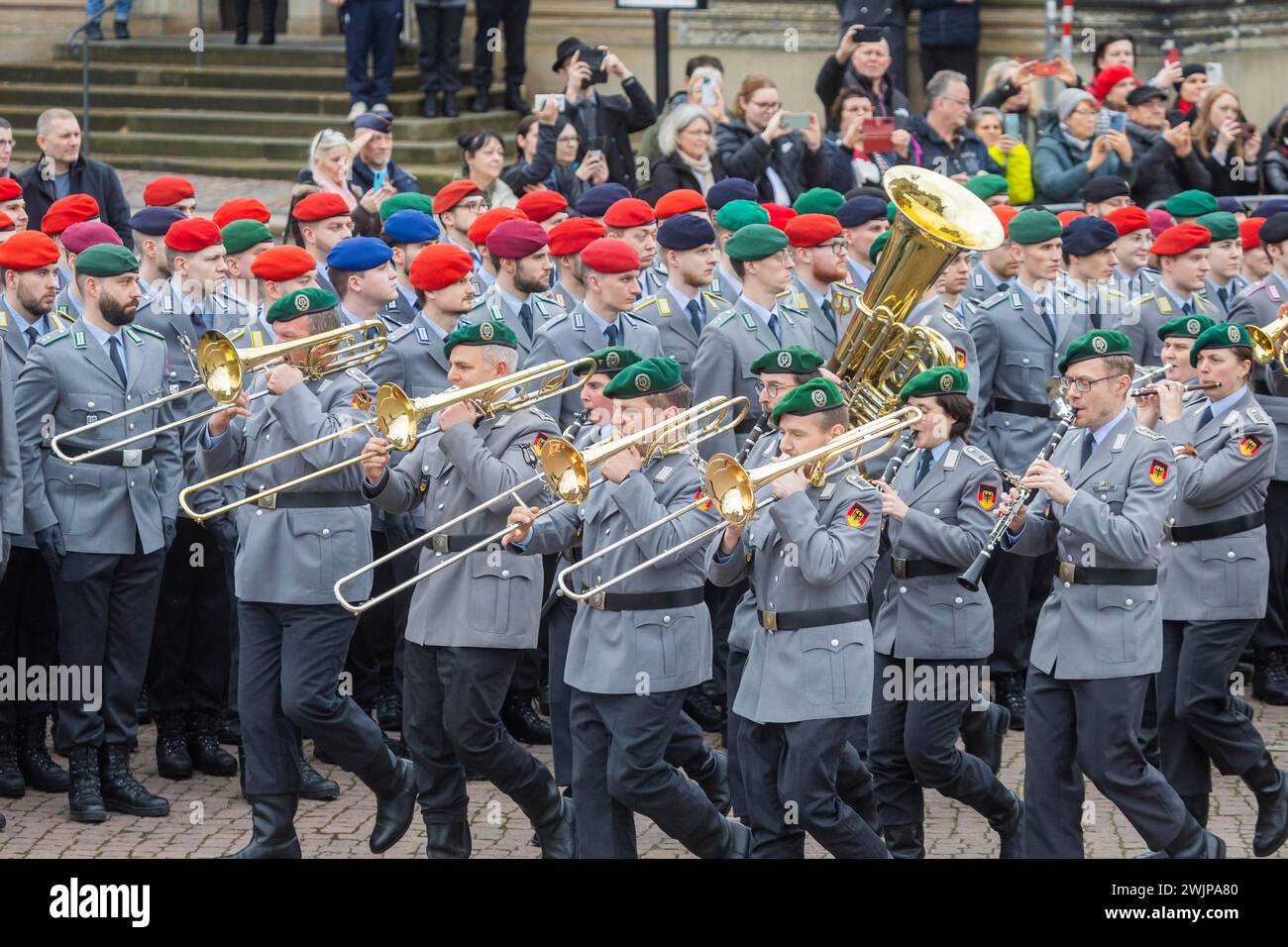 Appel public de l'école des officiers de l'armée sur la place du théâtre : la Bundeswehr honore et offre ses adieux aux jeunes soldats, Dresde, Saxe, Allemagne Banque D'Images