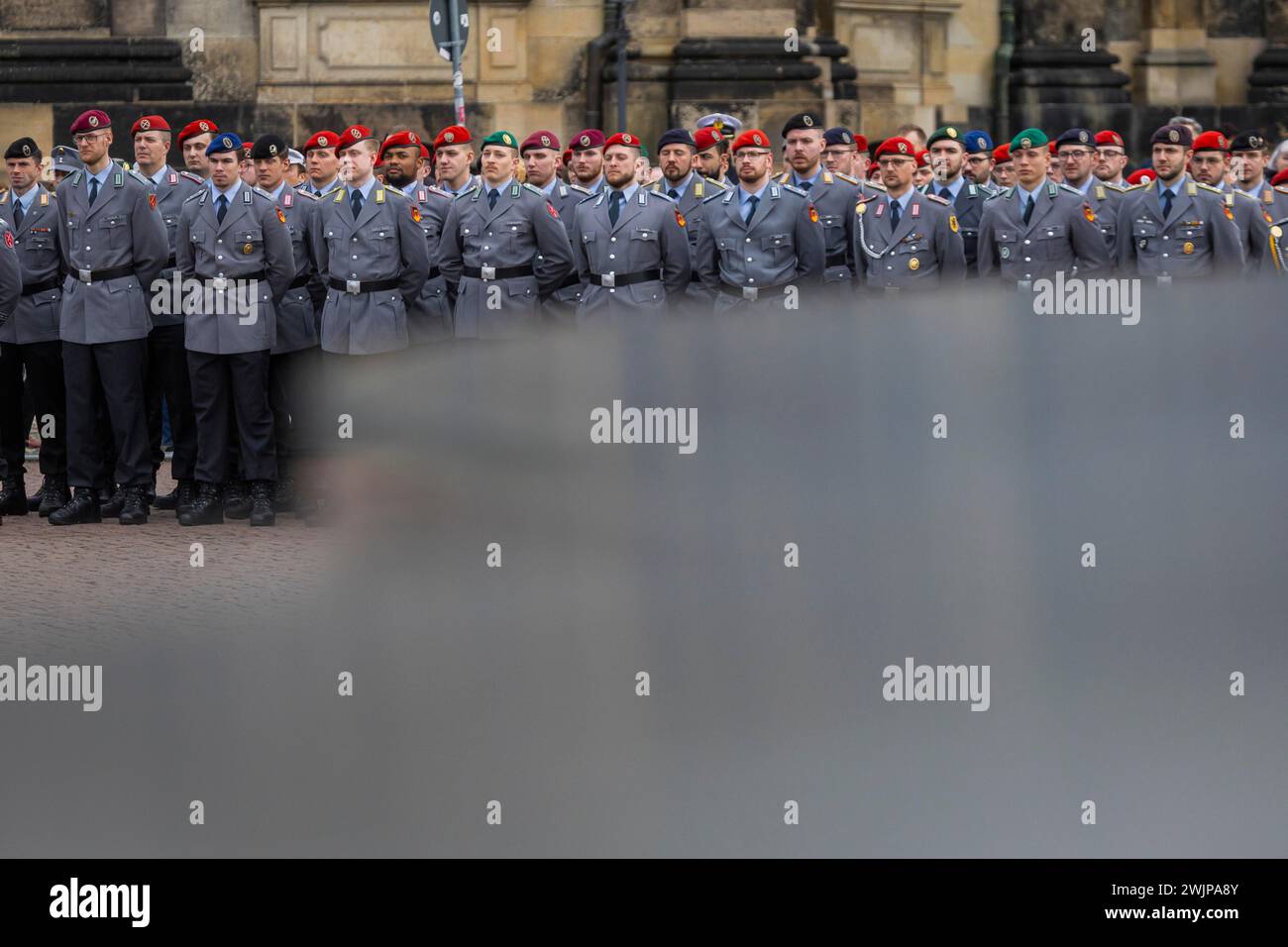 Appel public de l'école des officiers de l'armée sur la place du théâtre : la Bundeswehr honore et offre ses adieux aux jeunes soldats, Dresde, Saxe, Allemagne Banque D'Images