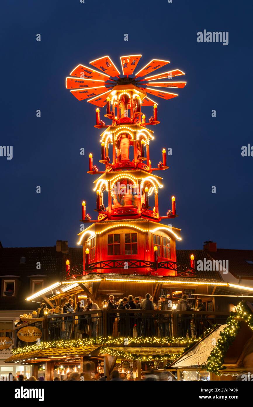 Pyramide de Noël au marché, stand de vin chaud, marché de Noël, heure bleue, Paderborn, Westphalie, Rhénanie du Nord-Westphalie, Allemagne Banque D'Images
